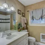 Kan jeg få et badskab med indbygget spejl?